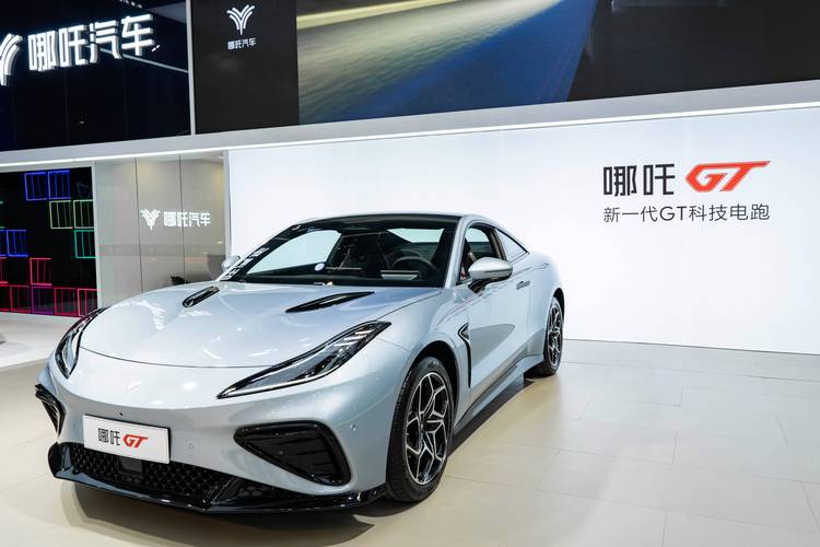 深圳165哪吒汽车在智能汽车领域的表现，领途汽车在新能源汽车市场中的影响力